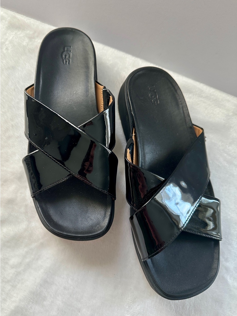 UGG Emily Black Patent Leather Crossover strap Platform Slide Sandals Size 7.5